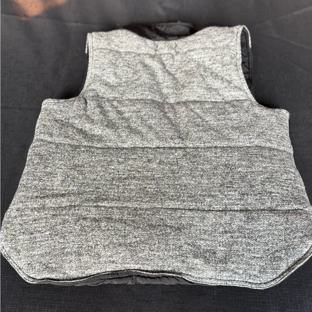Elegant Black Puffer Vest with Gray Accents - Picture 3 of 5
